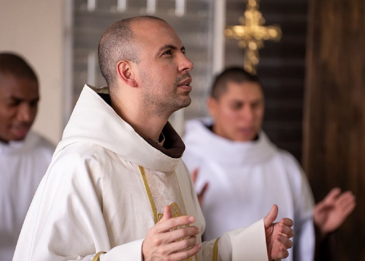 frei gilson comemora dia de nossa senhora