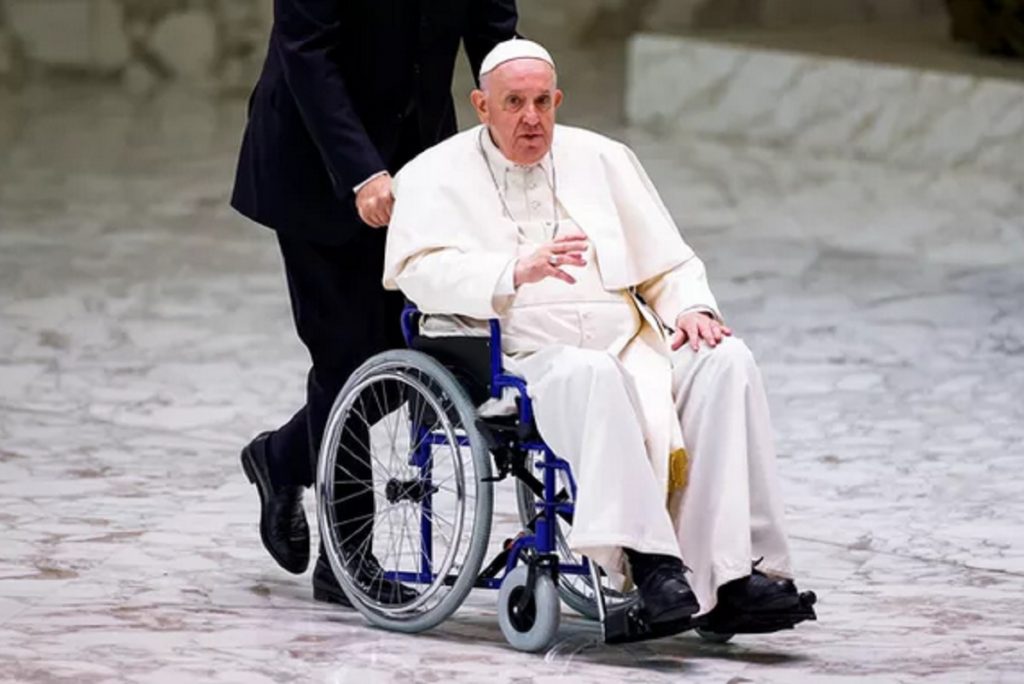 papa francisco cadeira de rodas