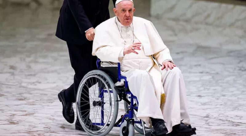 papa francisco cadeira de rodas